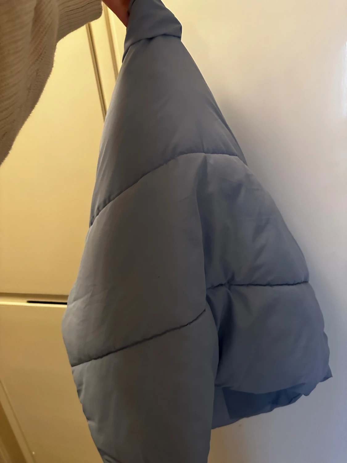 Ljusblå pufferjacka från Monki