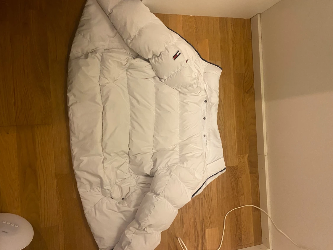 Vit pufferjacka från Tommy Jeans - 1