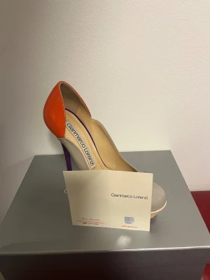 Gianmarco Lorenzi dam klackskor - ✨ Exklusiva Gianmarco Lorenzi klackskor – i mycket fint skick! ✨ Säljer ett par eleganta och lyxiga skor från Gianmarco Lorenzi, kända för sin italienska design och höga kvalitet. Skorna är i bra skick, väl omhändertagna och redo för en ny ägare. Ett perfekt val för dig som vill ha exklusiva designerklackar till ett riktigt bra pris.  📩 Skriv gärna om du har frågor eller vill se fler bilder! Nypris ligger på runt 3200 kr