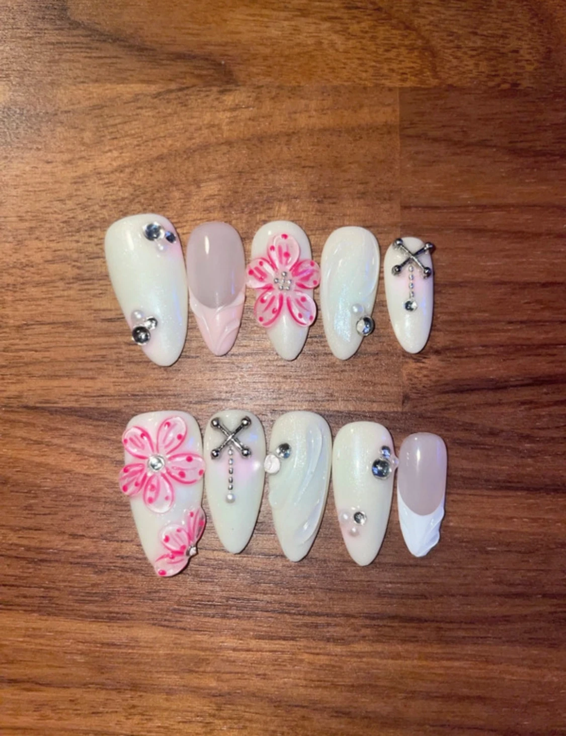 XS - Press-on naglar med blommor och strass - 1