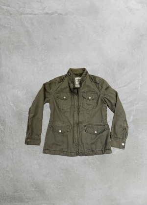 Vintage parkajacka Abercrombie & Fitch - Snygg militärgrön parkajacka från Abercrombie & Fitch med ståkrage och coola detaljer som dragkedja och knappar. Fyra fickor framtill och schyssta sömmar ger jackan en urban vibe. Perfekt för dig som gillar streetstyle och vill ha en jacka med attityd. Storlek L men sitter som s/m.