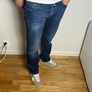  Jacob Cohën 622 - Storlek:32 Mått: 107x43( längd och midja i cm)  Skick:9/10 Nypris: 5299+ Modellen är 185cm & 78 kg 