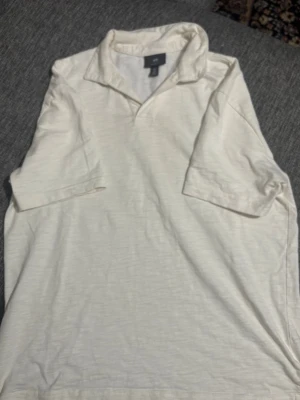 Vit kortärmad skjorta från H&M - Jätte fin passar bra med kostym byxor .