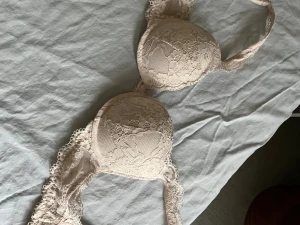 Beige spets bh  - Supersnygg beige bh från lindex med spets över hela framsidan. Axelbanden är justerbara och har fina spetsdetaljer. Storlek 70B