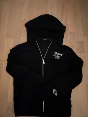 Svart replay hoodie - Riktigr skön svart replay hoodie. Tyvärr ett hål vid armbågen men lätt ihopsydd. Flytt på med Prisförslag🙌