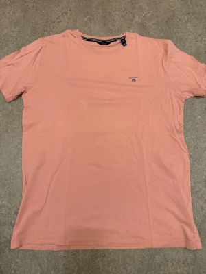 Gant T-shirt - Tja! Säljer denna stilrena Gant T-shirten ! Storlek S / Skick 9/10 Nästan helt ny! Priset är ej hugget i sten,  tveka inte att kontakta vid frågor eller funderingar!