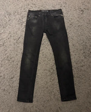 Replay jeans - Tjena! Säljer ett par svarta replay jeans. Jeansen har en slimfit/rak passform och är i fint begagnat skick utan defekter, priset kan diskuteras! Hör av dig vid fler frågor