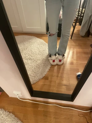 Ljusblå bootcut jeans med hål - Säljer dessa ljusblå jeans från Gina tricot eftersom jag inte längre använder dem och de är för små. Kontakta mig för mer info💕