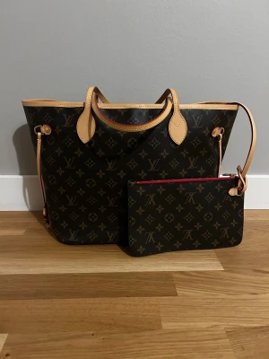 Läder monogram väska - Helt i läder, helt perfekta sömmar och detaljer in och utvändigt. Det ljusa lädret byter färg med tiden. Serienummer på insidan. Priset kan diskuteras vid snabb affär. 