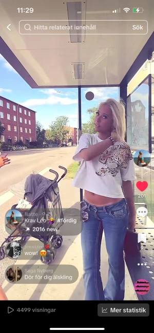 Vit croppad t-shirt med leopardtryck - Säljer en vit croppad t-shirt med stort leopardtryck över axeln och bröstet. T-shirten har korta ärmar och avslappnad passform, perfekt för dig som gillar djurmönster och streetstyle. Materialet känns som bomull och toppen är riktigt skön och luftig.