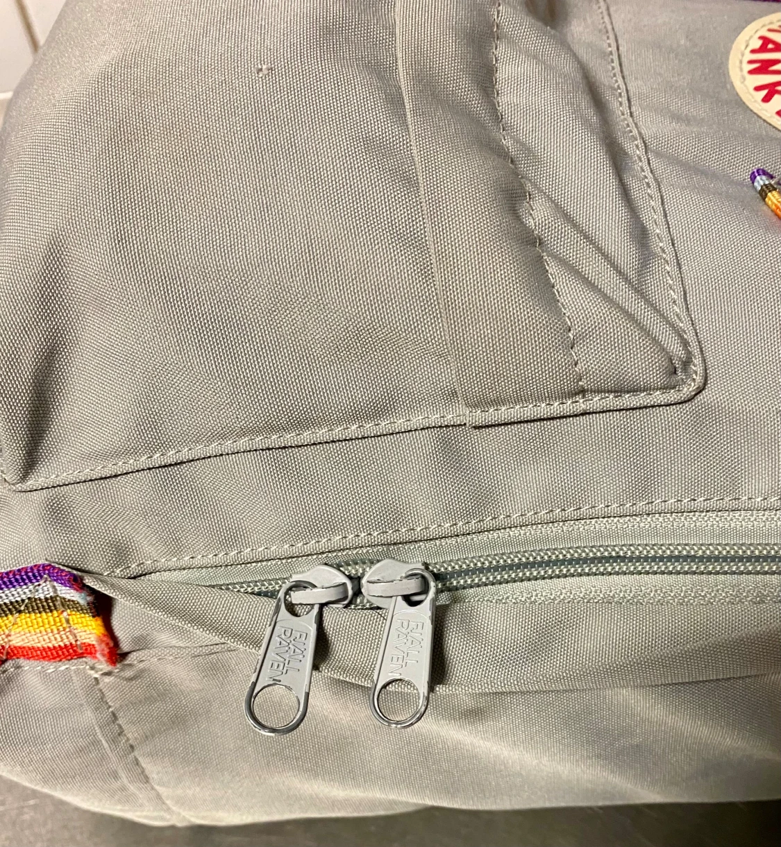 Grå Fjällräven Kånken ryggsäck med regnbågsband - 4