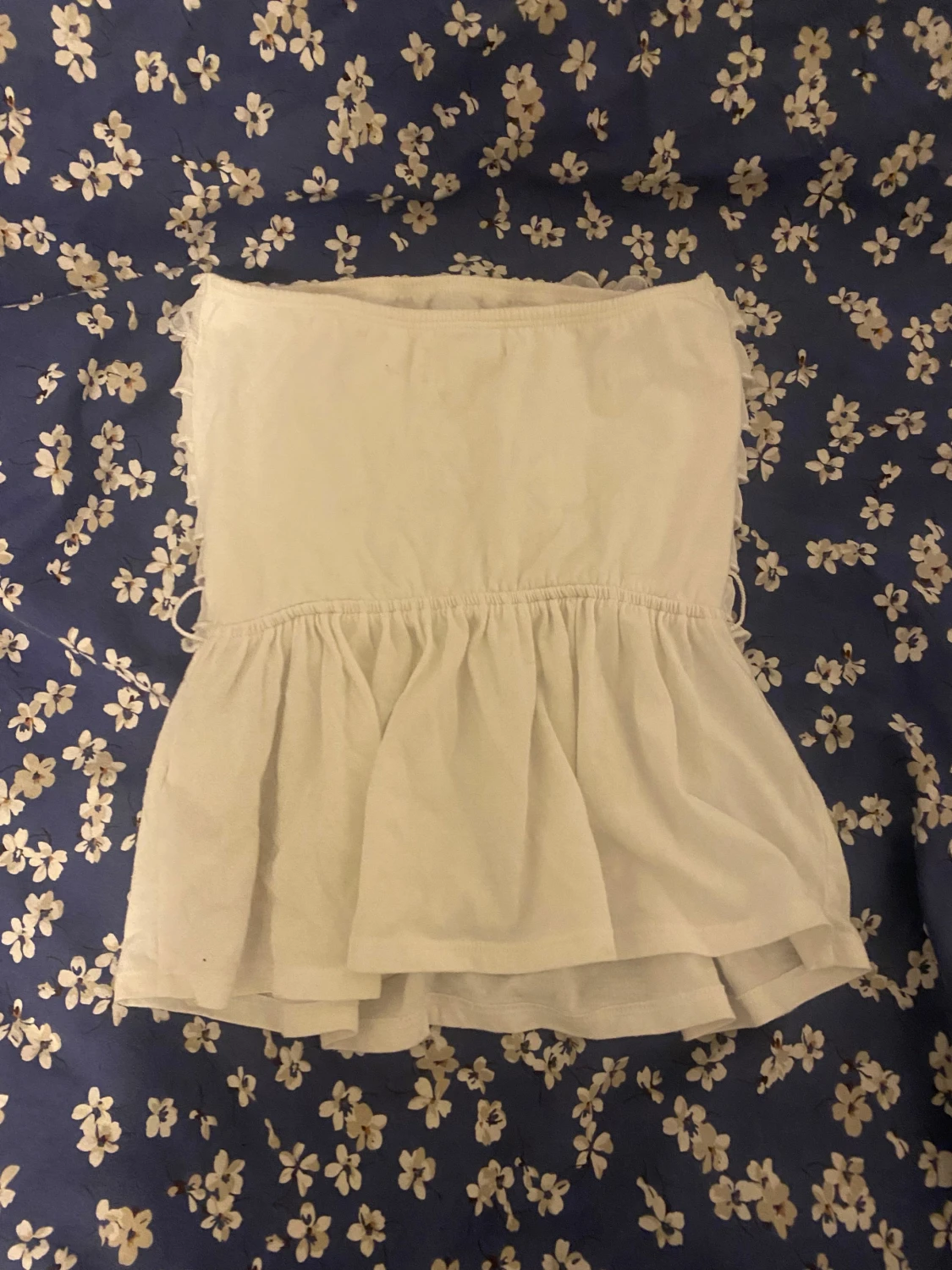 Vit bandeau tubtopp med volanger från Hollister - 1