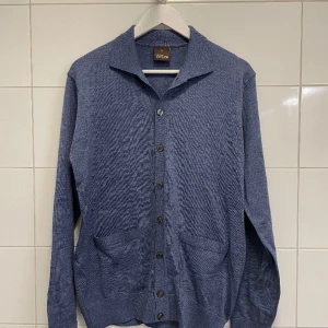 Oscar Jacobson merino cardigan - Oscar Jacobson merino cardigan i Storlek L. 100% merinoull. I mycket fint skick! 