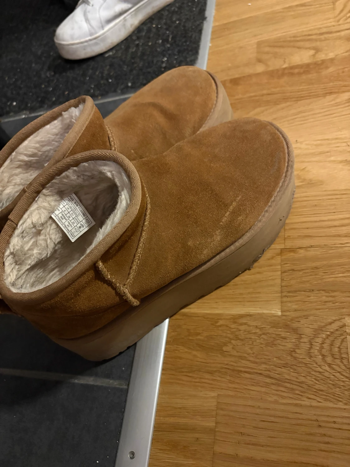 UGG W Classic Ultra Mini Platform - 2