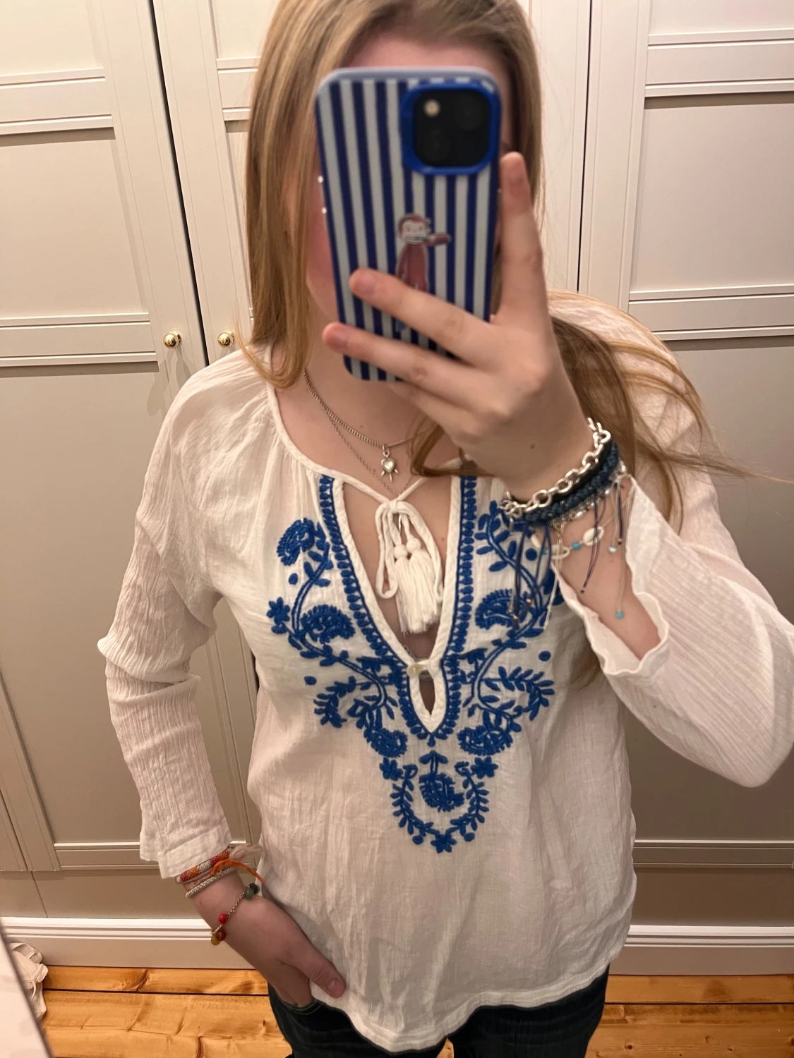 Vit blus med blå broderi från Indiska - 1