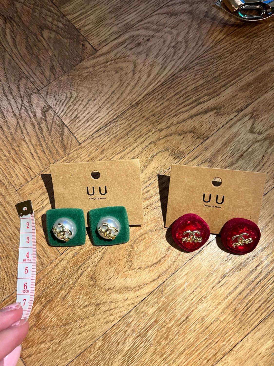 Två sett av örhängen  - 1