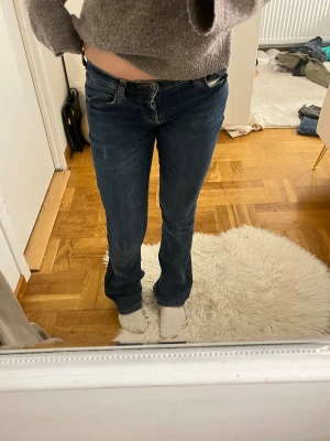 Mörkblå bootcut jeans från subdued  - Snygga mörkblå jeans från subdued med klassisk bootcut passform och låg midja. Jeansen har bälteshällor och dragkedja med knapp framtill. Materialet är slitstarkt jeans och färgen är djupblå med lätt tvättade detaljer.