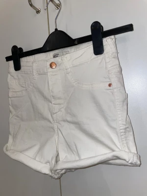 Jeansshorts  - Vita jeansshorts ifrån gina, högmidjade, använda fåtal gånger.