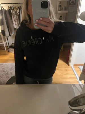 Marinblå hoodie, Gina tricot - Jättesöt fin blå hoodie från Gina tricot. Köpt för 359kr i storlek 146/158                                            Text ”Ma Cherie”