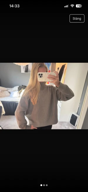 stickad tröja med krage  - jättefin stickad tröja med hög krage, i mycket bra skick (lånad bild) tröjan är brun beige 