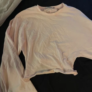 Ljusrosa långärmad topp från 157 - Säljer en ljusrosa långärmad topp från 157 i storlek S. Toppen är tight i midjan och stor i armarna. Använd två gånger