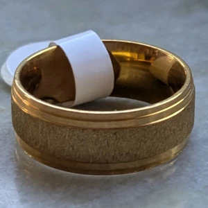 Guldfärgad ring - Snygg guldfärgad ring med en matt yta och blanka kanter. Perfekt för att ge en elegant touch till din stil. Storlek 18.