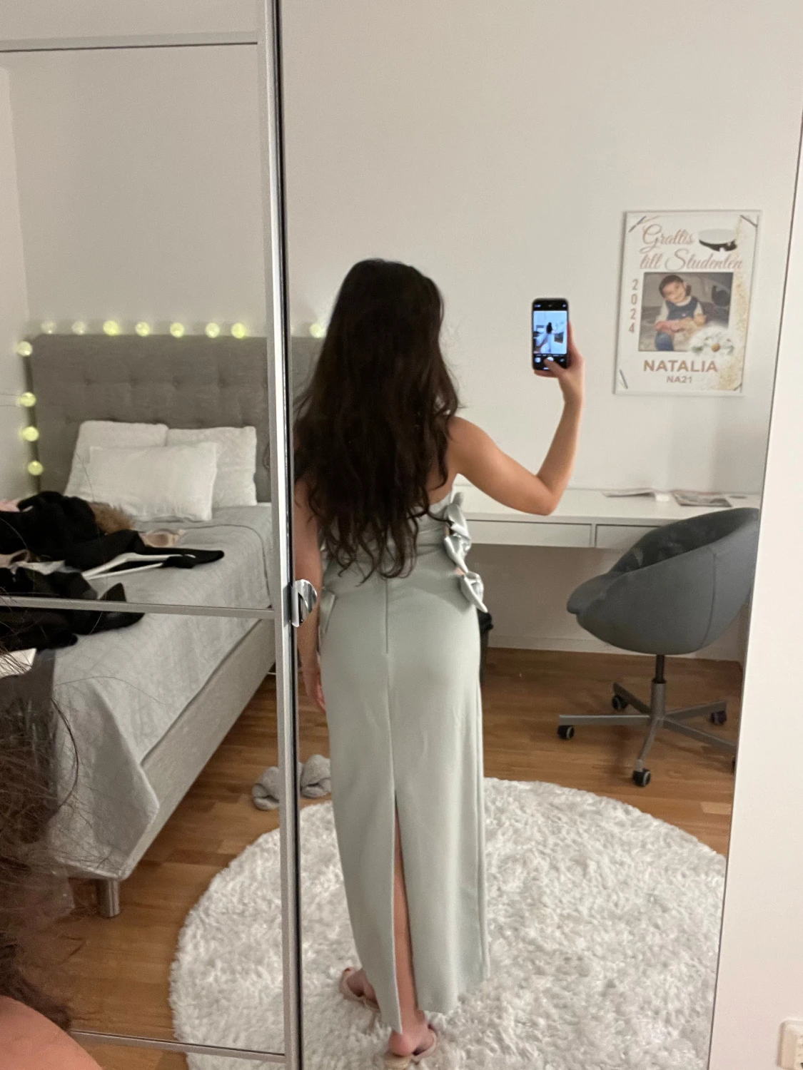 Ljusblå långklänning med rosetter - 2