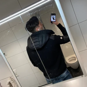 Moncler cardigan - Storlek L men sitter mer som en medium. Finns nfc scan och qr kod. Helt ok skick. Skriv om du har fler frågor. E j Ä k t a