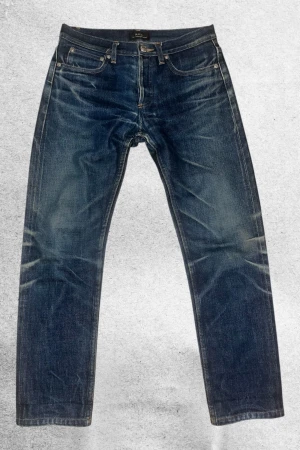 A.P.C. Petit New Standard Raw Selvedge Jeans - Helt störda A.P.C. Petit Standard Selvedge jeans med sinnessjuka fades efter många år av wears! Perfa skick. w28 midja: 36 cm längd: 89 cm benöppning 16 cm Hör av er vid frågor! Pris diskuterbart
