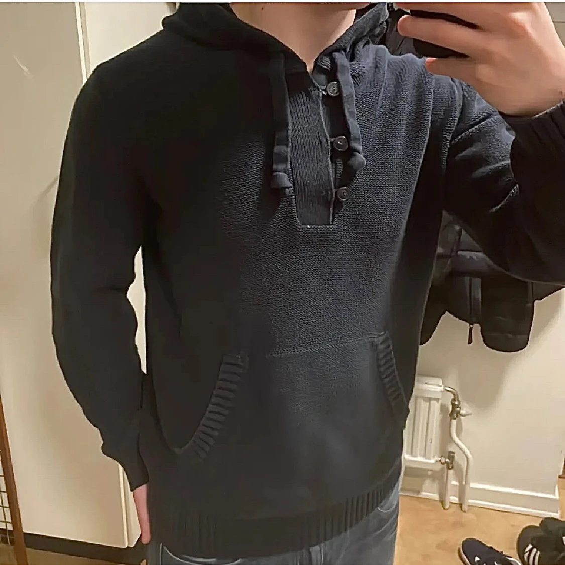 Blå stickad hoodie
