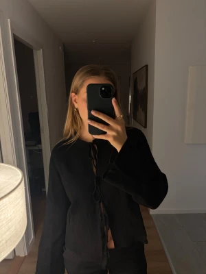 Svart kofta från Gina tricot  - Säljer en svart kofta från Gina Tricot i storlek xs. Väldigt bra skick. 