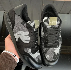 Valentino Rockrunners - Säljer dessa sjukt feta valentino rockrunners! Perfekta för dig som letar vinterskor! Size 42,5 passar 43 också! Skick:  8/10 lite heeldrag finns! Självklart äkta! Hör av dig vid minsta fundering 🤩