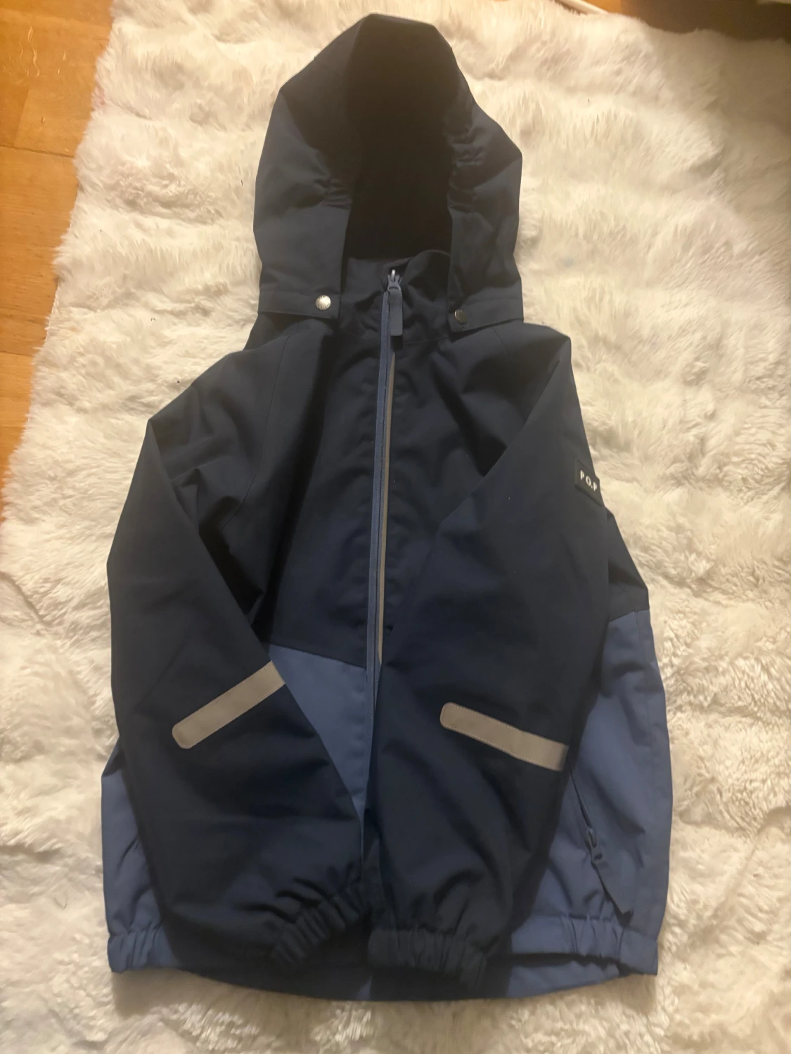 Mörkblå vindjacka från P.O.P, strl 134