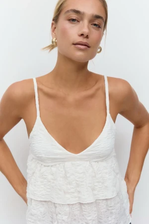 Slutsåld volangtopp🤍 - Superfin volangtopp från Ginatricot. Helt slutsåld! Aldrig använd, prislapp ej kvar! 🤍