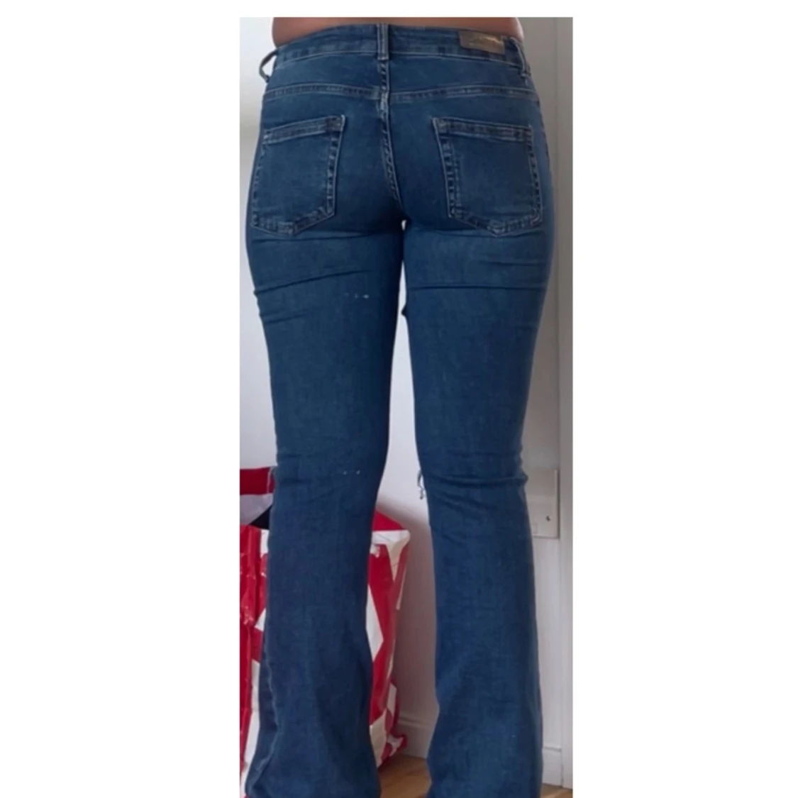 Blå bootcut jeans med slitningar - 3