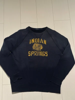 Mörkblå sweatshirt Polo Ralph Lauren - Mörkblå sweatshirt från Polo Ralph Lauren. Tillverkad i mjuk bomull. Storlek L men passar mig som vanligtvis har storlek M.