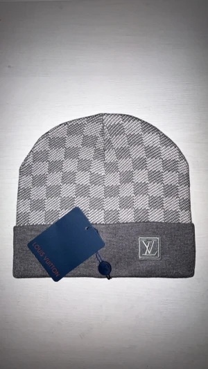 Lv mössa - Säljer en fett lv mössa för bästa kvalitet och bästa pris med tag och oanvänd.🤩 perfekt för vintern😁