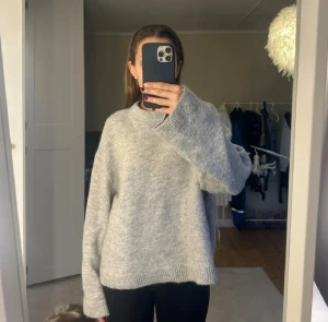 Ljusgrå stickad tröja - Supermysig ljusgrå stickad tröja från gina tricot i storlek xs. Säljer då jag har en liknande så denna tyvärr inte kommit till användning. Pris kan diskuteras🩷