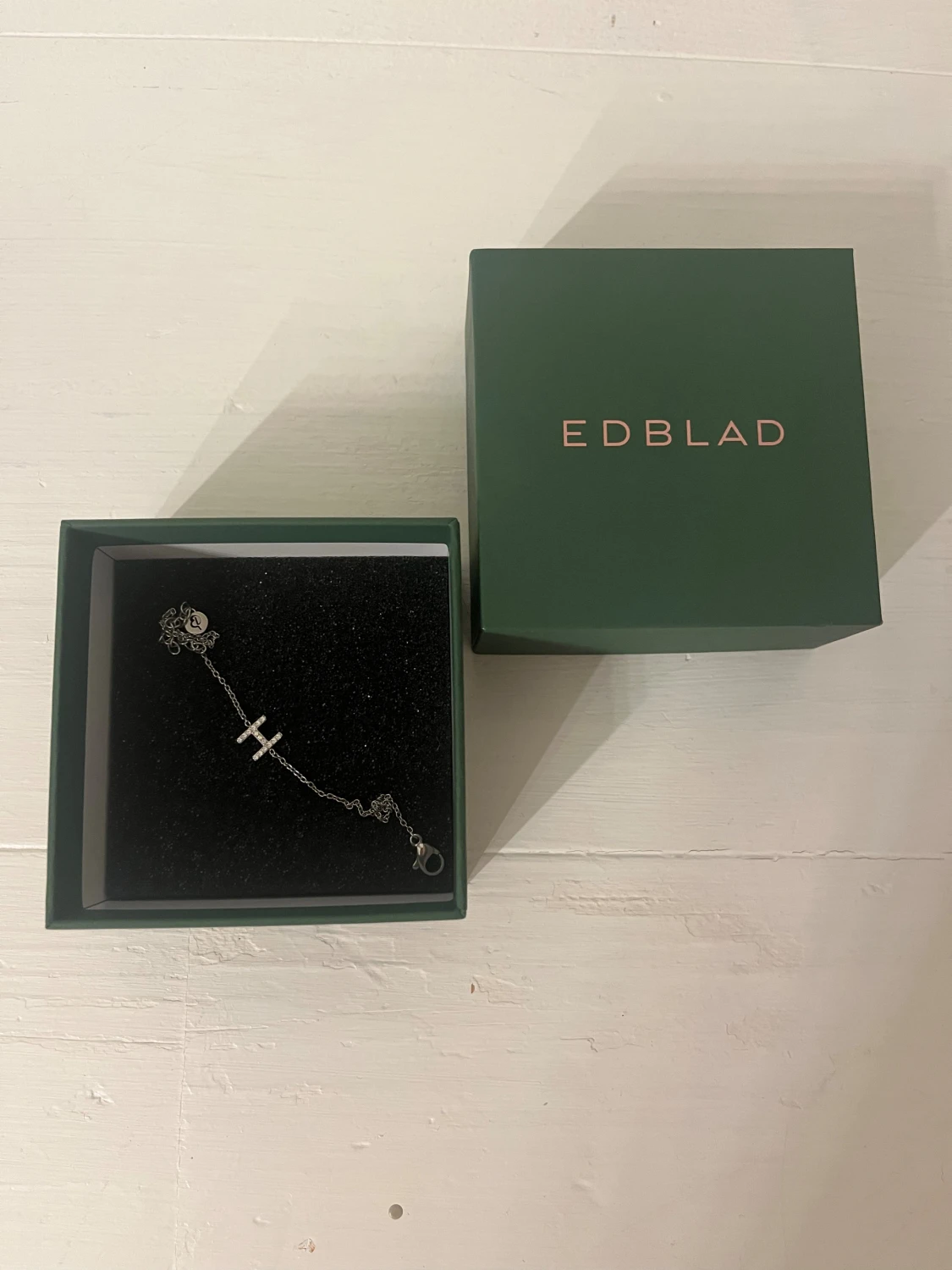 Edblad armband med H och stenar