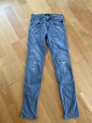 Replay gråa jeans, stl 29/34 herr - Gråa jeans med slimfit passform och detaljer som slitningar på knäna. Nyskick!