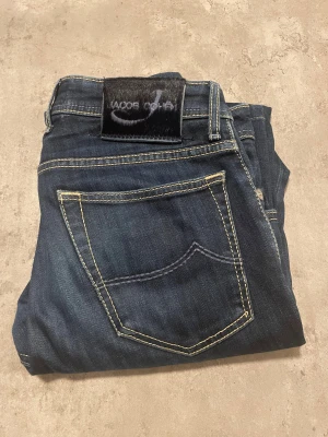 Jacob Cohën jeans - Mörkblåa Jacob Cohën jeans i storlek 31, pris kan diskuteras 