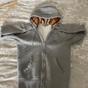 Burberry zip - Ny skick -  Hög efterfrågan, såklart äkta