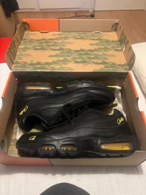 Nike Air Max 95 x Corteiz - Nike Air Max 95 Corteiz. Köpta från corteiz hemsida, använt fåtal gånger men i bra skick! Inga konstigheter med skorna. Kvitto fås på begäran. Storlek 44,5