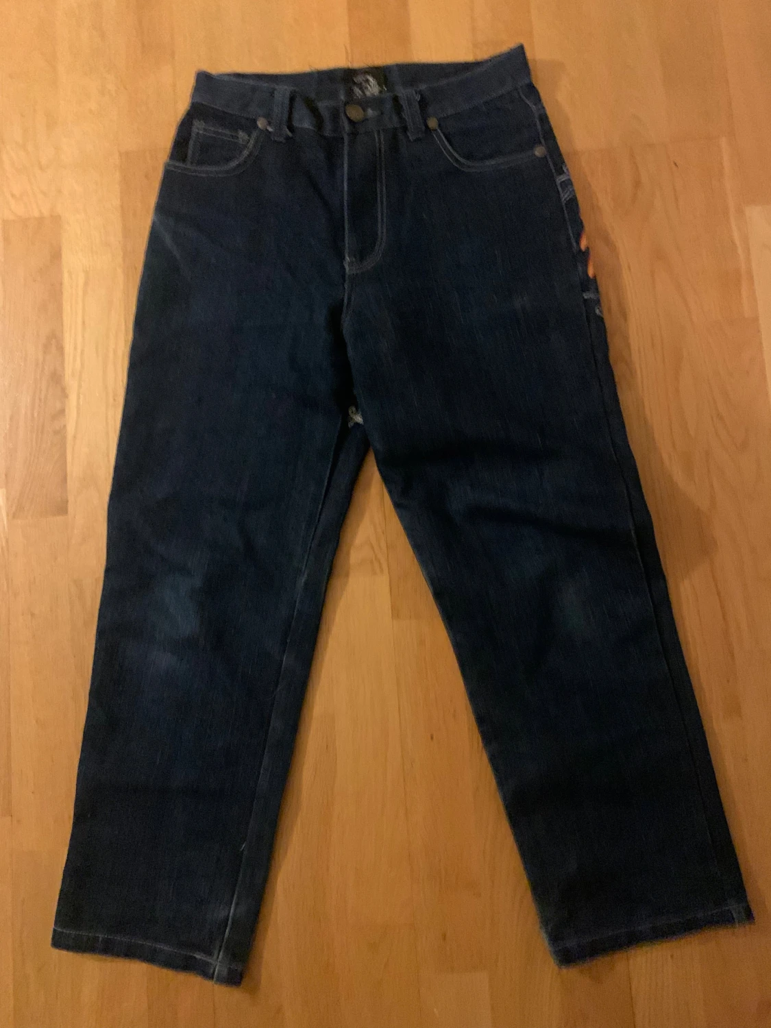 Mörkblå jeans med en snygga grafiska fickor. - 1