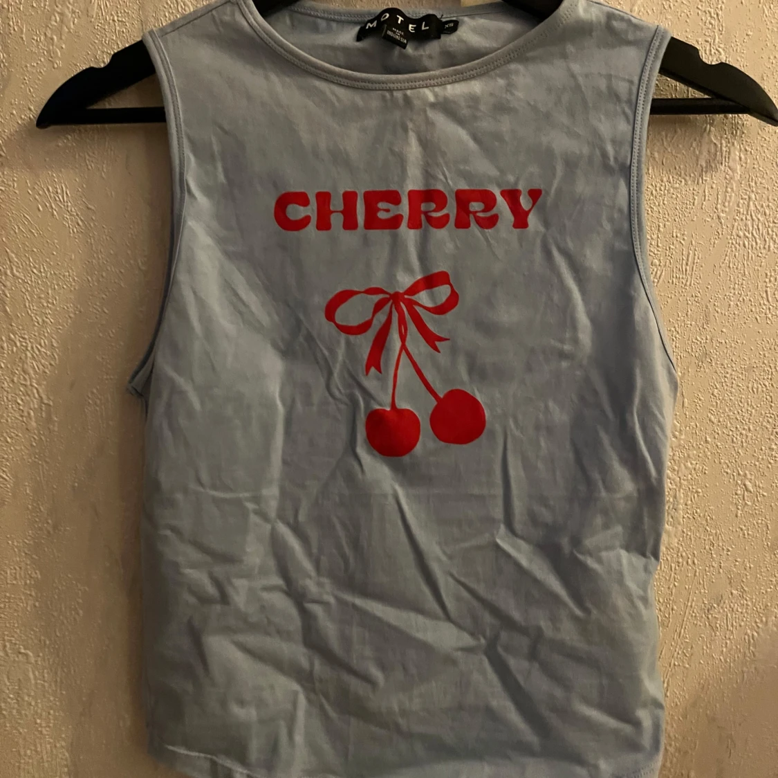 Ljusblå linnetopp med körsbär 