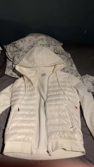 Moncler cardigan - Säljer denna Moncler cardigan köpt från vongreven closet men har ej kvar kvittot. Storlek XL men passar L-M