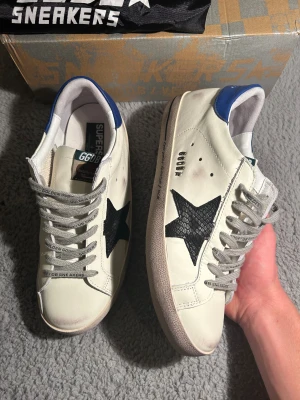 Golden Goose vita sneakers med blå detalj - Skick 9/10                                                                                      Box och dustbag ingår                                                                  Pris kan diskuteras vid snabb affär