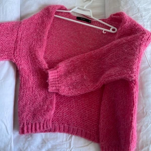 Rosa stickad kofta från Vero Moda ! Läs nere  - Superfin rosa stickad kofta från Vero Moda i storlek S/M. Den är riktigt mjuk och är använd fåtal gånger ⚠️JAG HAR KLIPPT AV LITE NED PÅ TRÖJAN SÅ DEN BLIVIT KORTARE SÅ DEN E SOM EN XXS NU⚠️ skriv ifall du vill ha närmare bild på de , pris kan diskuteras 
