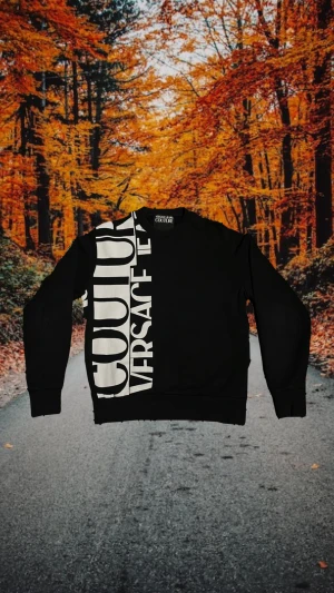 Versace sweatshirt  - Säljer en Versace sweatshirt  - 100% bomull  - har digitalt kvitto - CLG kod kan skickas - sällsynt går inte att få tag på i butiker längre  - storlek S  - märks att den är använd, men inget som påverkar plagget i de stora inga hål eller så.  - lite svagare mörk färg pga av tvätt  - märket är lite slitet om man tittar nära men inget man märker om man inte tittar nära. - Nypris 2000kr  Har du några frågor är de bara fråga!