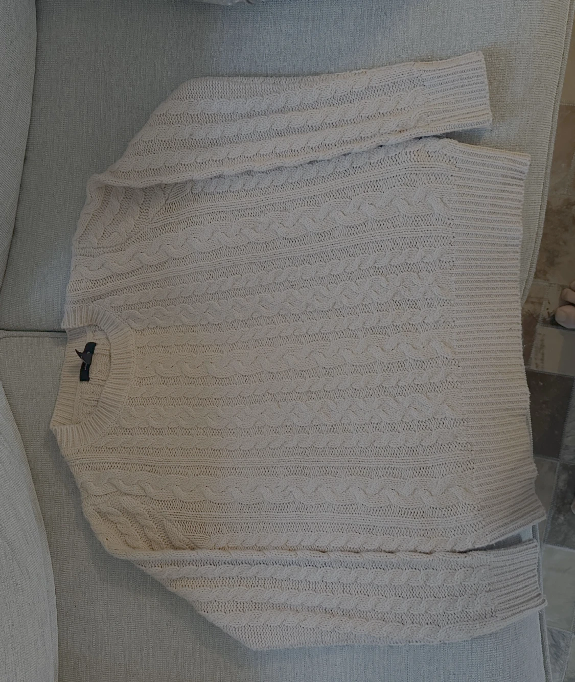 Beige stickad kabeltröja